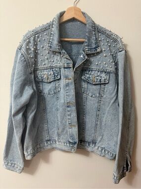 Women's Light Wash Pearl-Embellished Denim Jacket